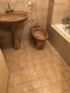 Intervention de débarras total d’un appartement encombré à Charenton le Pont, vue des équipes en action-Image1