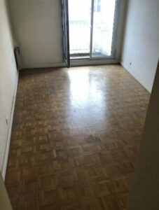 Intervention de débarras total d’un appartement encombré à Charenton le Pont, vue des équipes en action-Image4