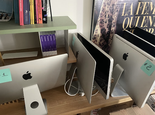 Équipe professionnelle en train de débarras des archives et matériels informatiques dans un local professionnel à Paris 9-Image1