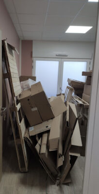 Intervention de débarras professionnels en cours d’évacuation de cartons et palettes dans un centre médical à Rueil-Malmaison-Image1
