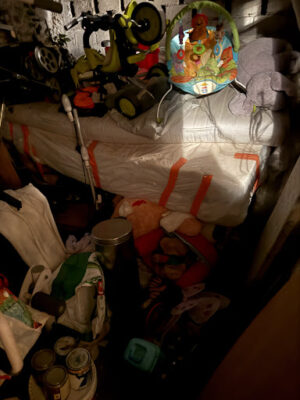 Débarras professionnel en cours d’une cave à Paris 6ème, avec évacuation et nettoyage.-Image1