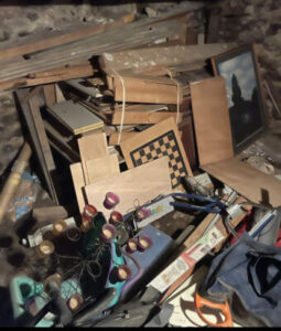 Équipe de débarras en pleine opération dans une cave encombrée à Montreuil 93100-Image1