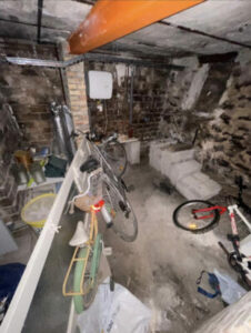 Équipe de débarras en pleine opération dans une cave encombrée à Montreuil 93100-Image2