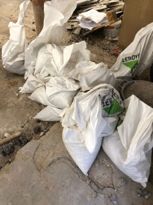 Débarras de chantier professionnel réalisé dans un local du 4ème arrondissement de Paris avec tri et évacuation des déchets-Image1