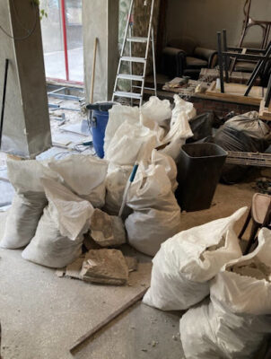 Débarras de chantier réalisé par une équipe professionnelle dans un local du 11ème arrondissement de Paris-Image1