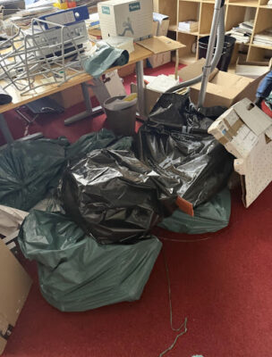 Équipe professionnelle réalisant le débarras et la destruction sécurisée d’archives dans un local du 11e arrondissement de Paris-Image1