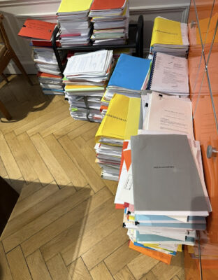 Équipe professionnelle réalisant le débarras et la destruction sécurisée des archives dans un local professionnel à Paris 16-Image1