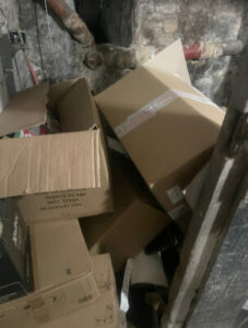 Intervention de débarras d’encombrants dans une cave étroite du 6ème arrondissement de Paris-Image1