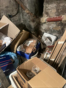 Intervention de débarras d’encombrants dans une cave étroite du 6ème arrondissement de Paris-Image2