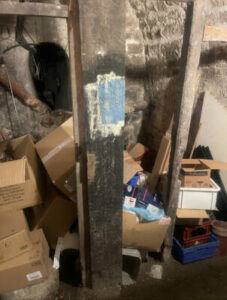 Intervention de débarras d’encombrants dans une cave étroite du 6ème arrondissement de Paris-Image3