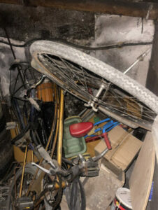 Équipe professionnelle effectuant le débarras des encombrants dans des caves d'immeuble à Paris 14e-Image1