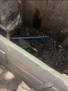 Équipe professionnelle effectuant le débarras des encombrants dans des caves d'immeuble à Paris 14e-Image2