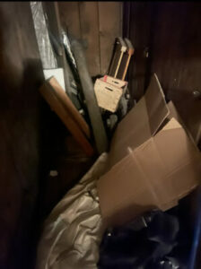 Équipe professionnelle effectuant le débarras des encombrants dans des caves d'immeuble à Paris 14e-Image3