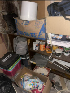 Équipe professionnelle effectuant le débarras des encombrants dans des caves d'immeuble à Paris 14e-Image4