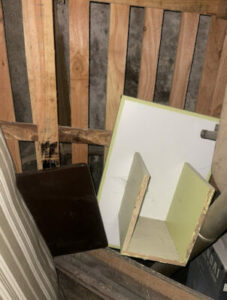 Équipe professionnelle effectuant le débarras des encombrants dans des caves d'immeuble à Paris 14e-Image6