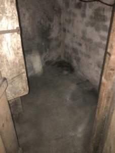 Équipe professionnelle effectuant le débarras des encombrants dans des caves d'immeuble à Paris 14e-Image7