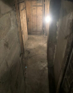 Équipe professionnelle effectuant le débarras des encombrants dans des caves d'immeuble à Paris 14e-Image9