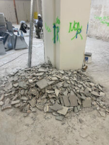 Équipe de débarras en intervention pour évacuation de gravats dans un local professionnel à Paris 75004-Image1