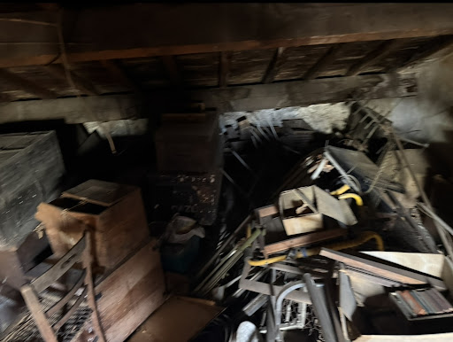 Intervention professionnelle de débarras dans un grenier encombré à Versailles, avec tri et évacuation des déchets-Image1