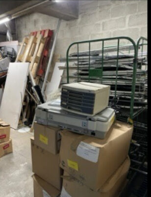 Équipe professionnelle réalisant le débarras et l'évacuation d’encombrants dans un local de bureau à Paris 9e-Image1