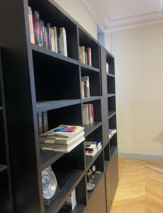 Équipe professionnelle effectuant un débarras complet d’un local de bureaux dans le 7e arrondissement de Paris-Image1