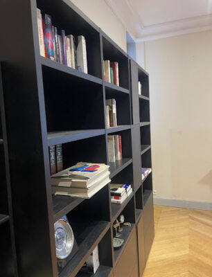 Équipe professionnelle effectuant un débarras complet d’un local de bureaux dans le 7e arrondissement de Paris-Image1