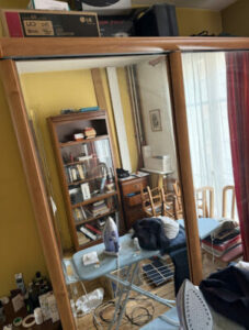 Équipe professionnelle réalisant le débarras des meubles et électroménagers dans un appartement du 20ème arrondissement à Paris-Image3