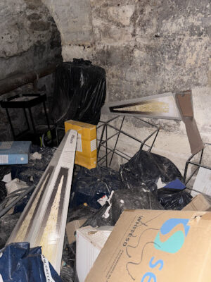 Équipe professionnelle réalisant un débarras complet d’un sous-sol d’entreprise dans le 11ème arrondissement de Paris-Image1