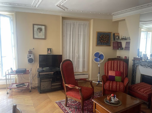 Équipe de débarras effectuant l’enlèvement d’encombrants dans un appartement parisien-Image1