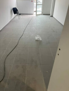 Intervention de nettoyage fin de chantier et débarras dans un grand local de bureaux à Bobigny-Image4